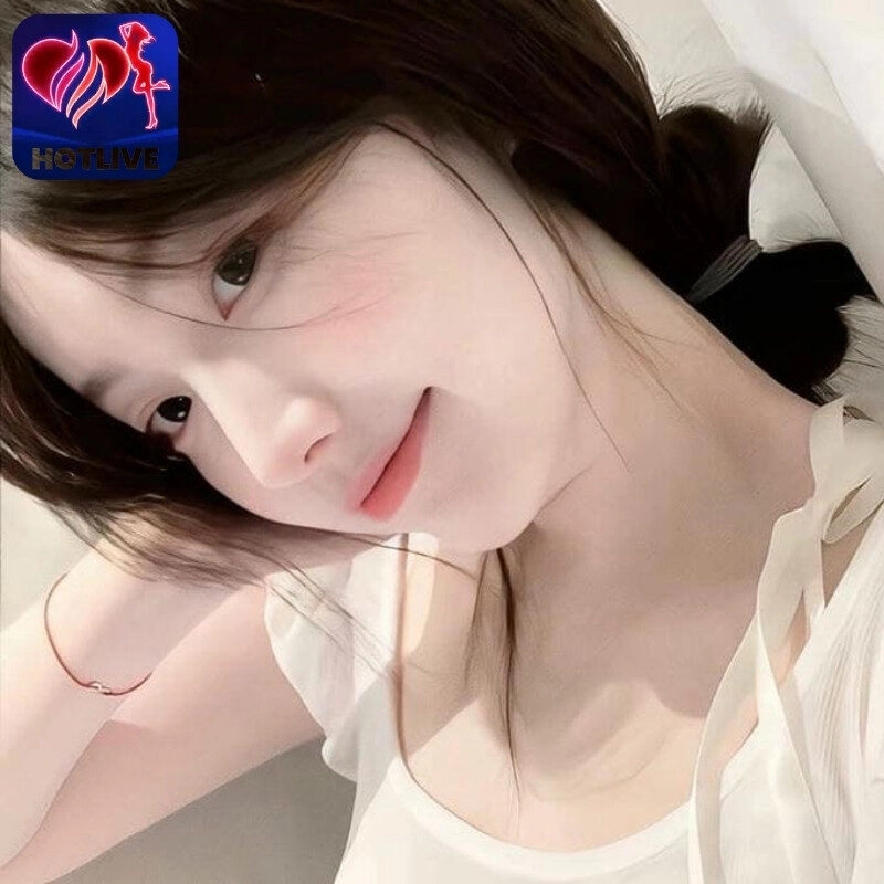 Gái cute cười tươi với vẻ ngọt ngào tự nhiên.
