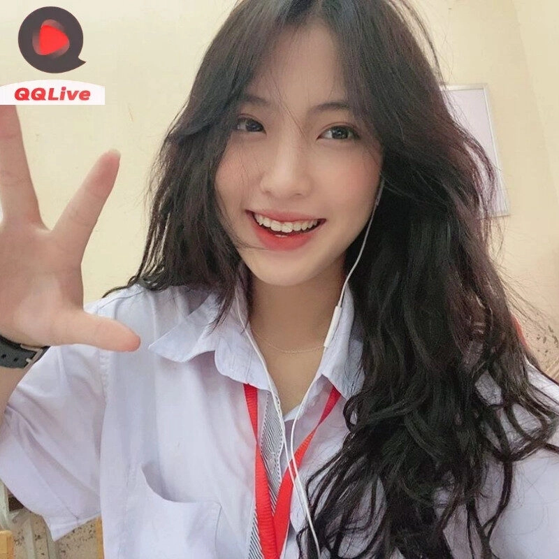 Gái xinh 2k12 rạng rỡ với nụ cười tự nhiên.