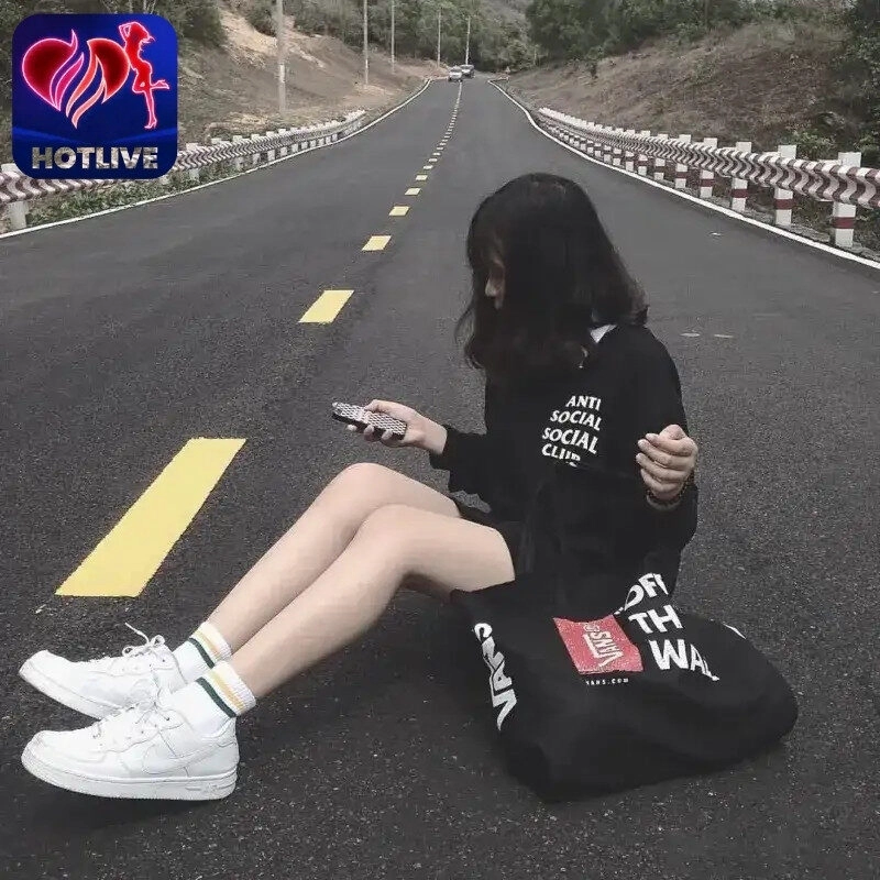Vẻ đẹp cuốn hút sau lớp tóc buông lơi.