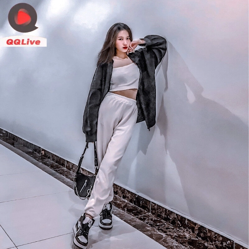 Dáng đứng tự tin thu hút mọi ánh nhìn.