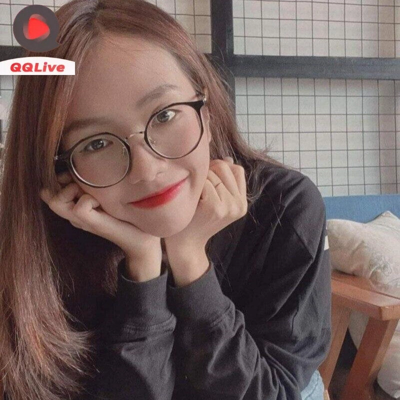 Gái xinh đeo kính nhẹ nhàng, thanh lịch.