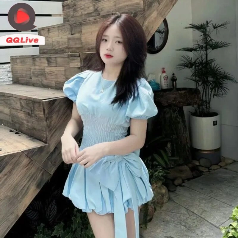 Váy ngắn giúp tôn lên đôi chân thon dài.