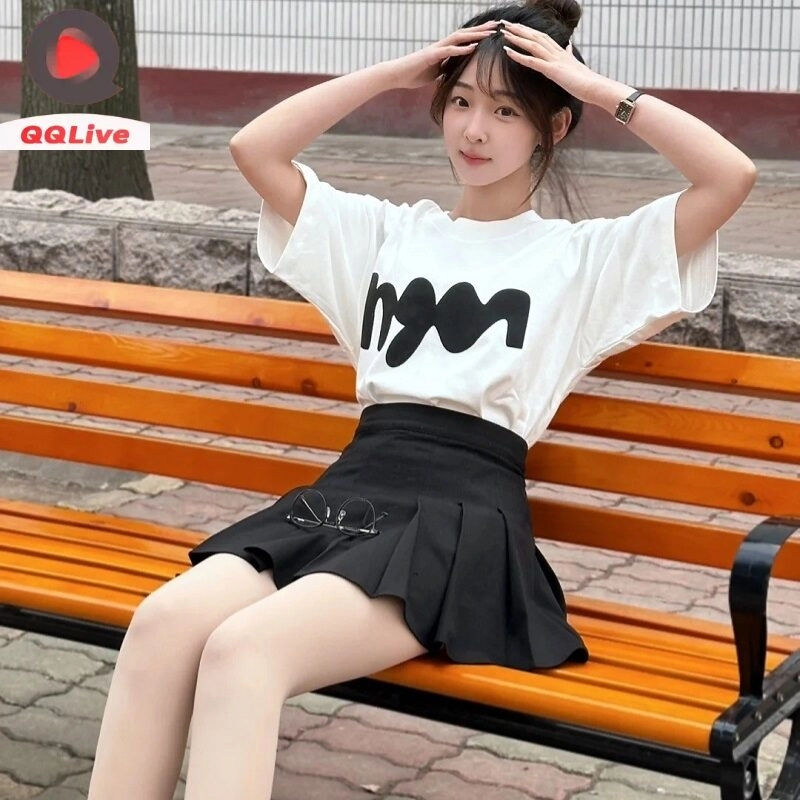 Phong cách thời trang váy ngắn nhẹ nhàng, cuốn hút.