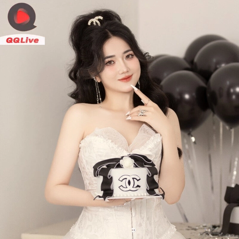Thần thái cuốn hút trong từng góc quay.