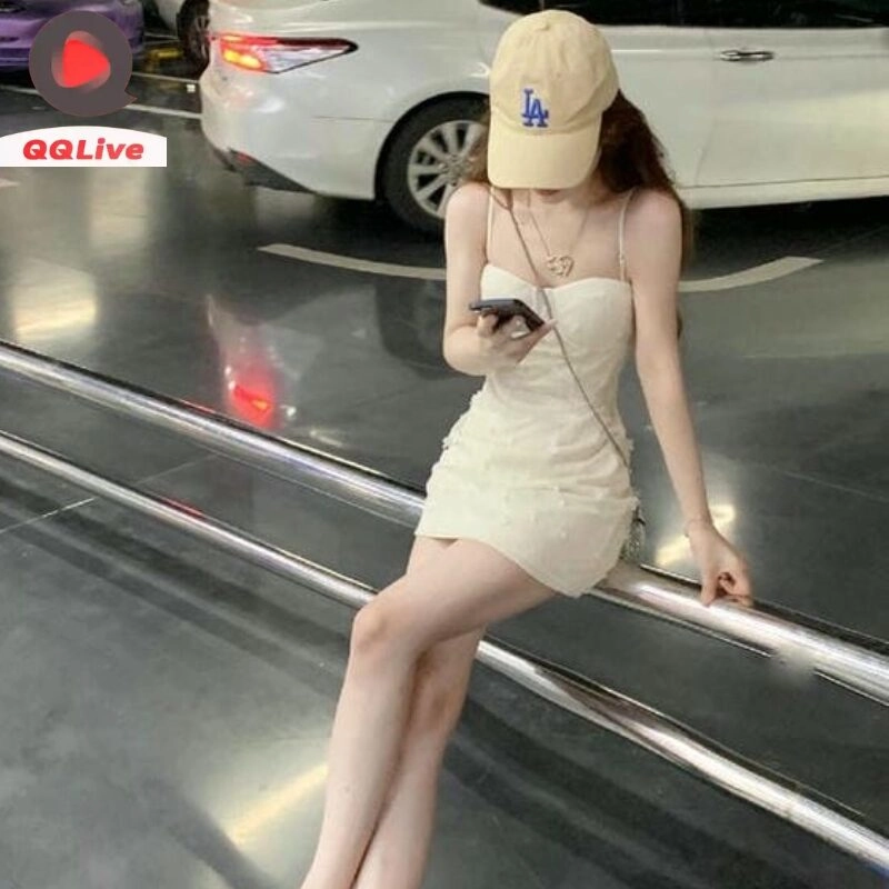 Gái xinh Trung Quốc diện váy ngắn trẻ trung.