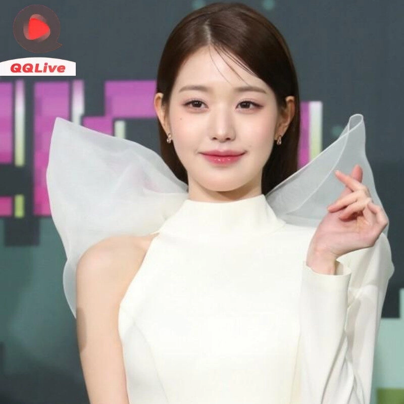 Jang Wonyoung rạng rỡ với nụ cười cuốn hút