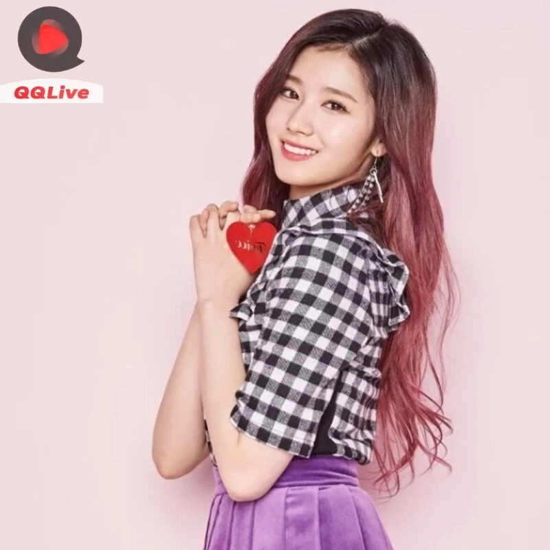 Sana nổi bật với visual trong trẻo