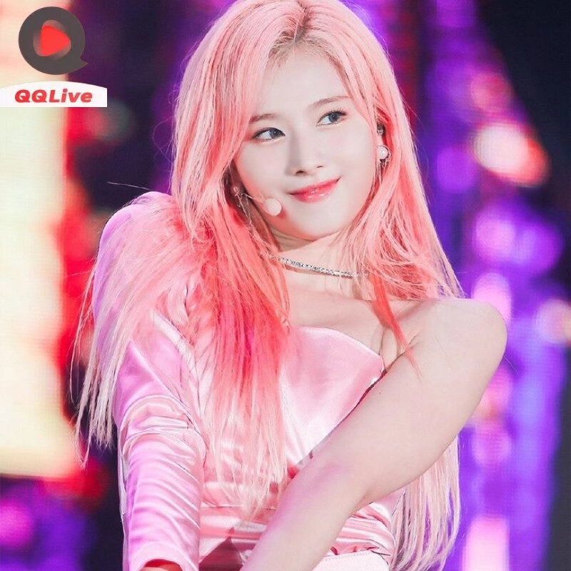 Sana rạng rỡ với nụ cười tỏa nắng