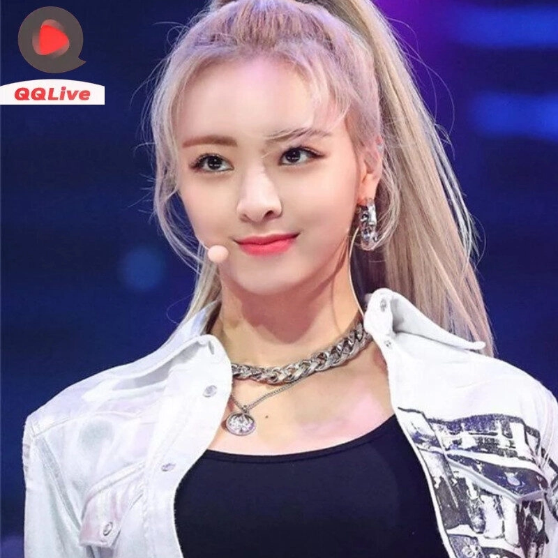 Yuna rạng rỡ với nụ cười trong sáng.